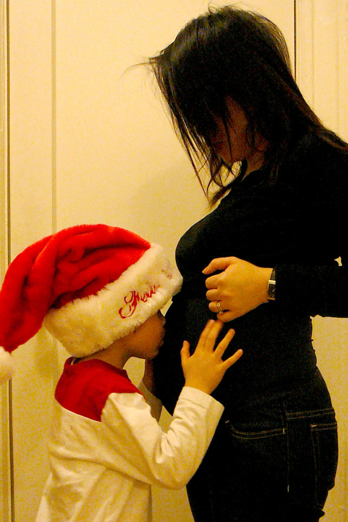 20081219-0556 Kyle Kissing Nina at 20 weeks