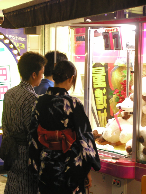 Kimono Girl Playing Game, Osaka