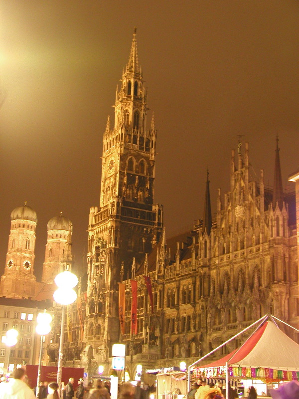 p3034825 Rathaus and Frauenkirche