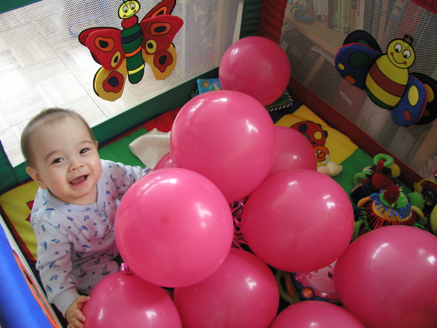 20040404-0905 Kyle in playpen