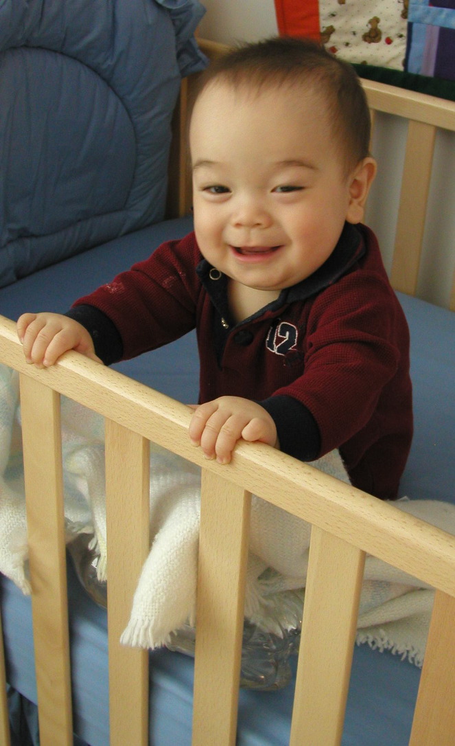 20040415-0946 Kyle holding himself up in crib