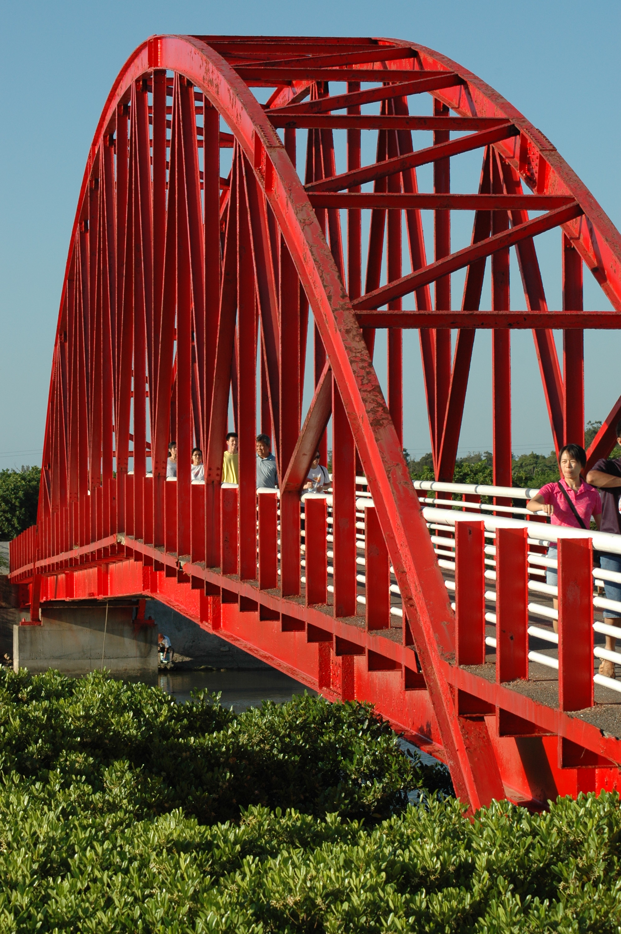 Где красненькая. Красный мост Тбилиси. Монтевидео мост красный мост. Красный мост Ходжейлий. Цветной на мосту.